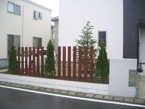 スリットフェンスとシンボルツリー・垣根.jpg